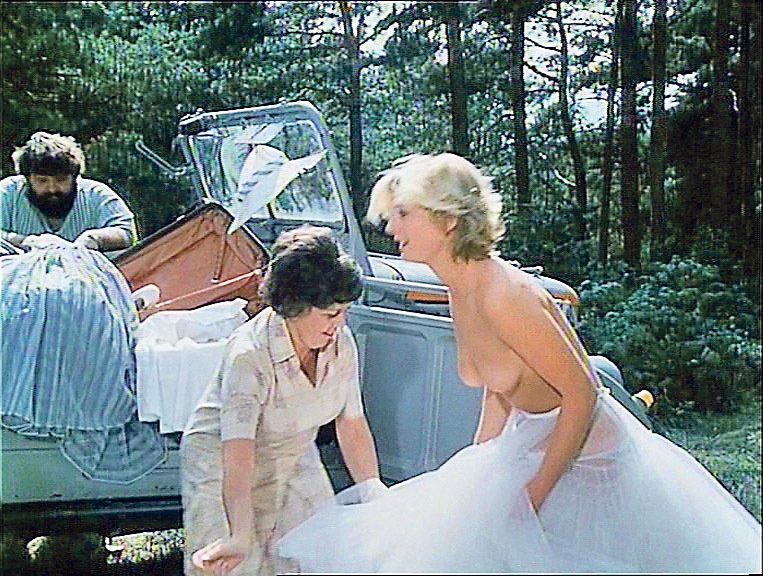 Veronika se ve filmu dokonce objevila ve svatebních šatech.