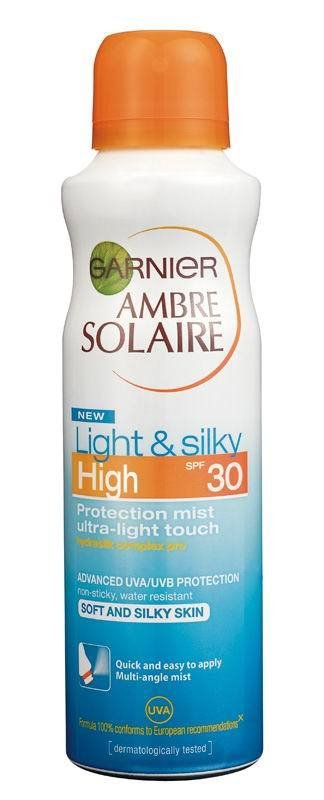 Opalovací sprej Light Silky OF 30, Ambre Solaire, Garnier, 240 Kč.