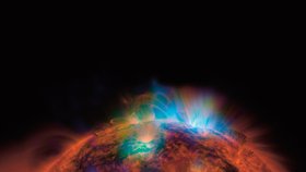 Na rentgenovém snímku Slunce jsou vidět výbuchy a odletující hmota
