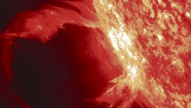Ultrafi alový snímek ukazuje odlišné teploty plynů na Slunci. Červené mají kolem 59 727 stupňů Celsia, modré a zelené mají dokonce 999 727 °C.