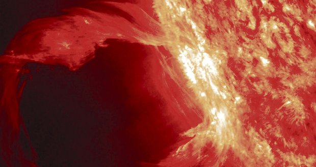 Ultrafi alový snímek ukazuje odlišné teploty plynů na Slunci. Červené mají kolem 59 727 stupňů Celsia, modré a zelené mají dokonce 999 727 °C.