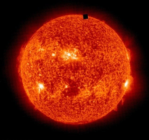 Jeden z dřívějších záběrů Slunce, kde je rovněž podivný čtverec.