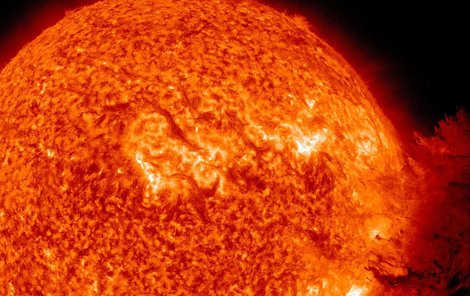 Výbuch Slunce má vliv na činnost satelitů i elektrické sítě.