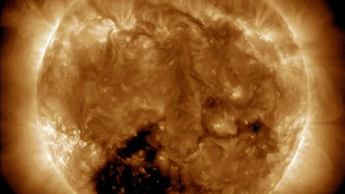 slunce a jeho solární díra z 21.3.2023