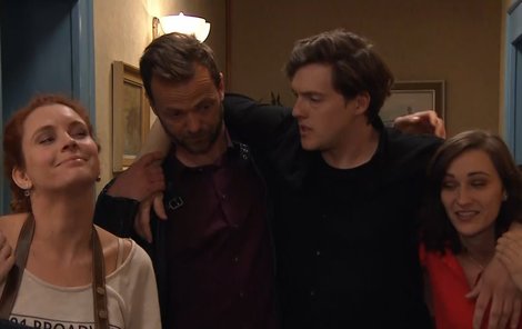 Čtveřice herců si předstíranou opilost v seriálu vychutnala.