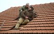 Slunečná: Pád Toma ze střechy, ovšem místo Filipa Blažka padal profesionální kaskadér