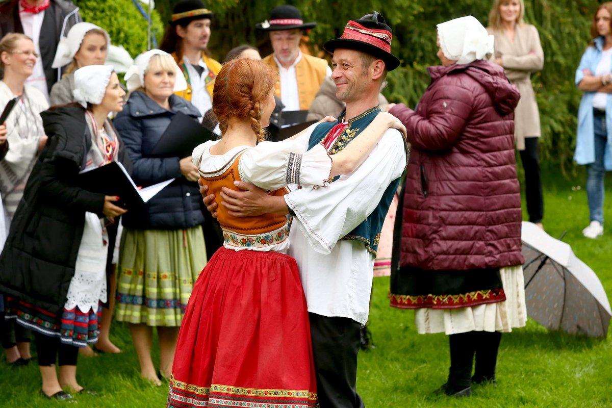 Plouhar a Nesvačilová oblékli stylové kroje.