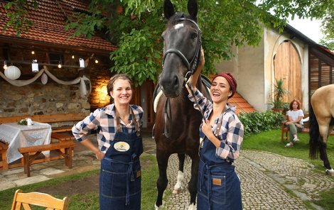 Eva se svou dublérkou, která ji v sedle často zastupuje.