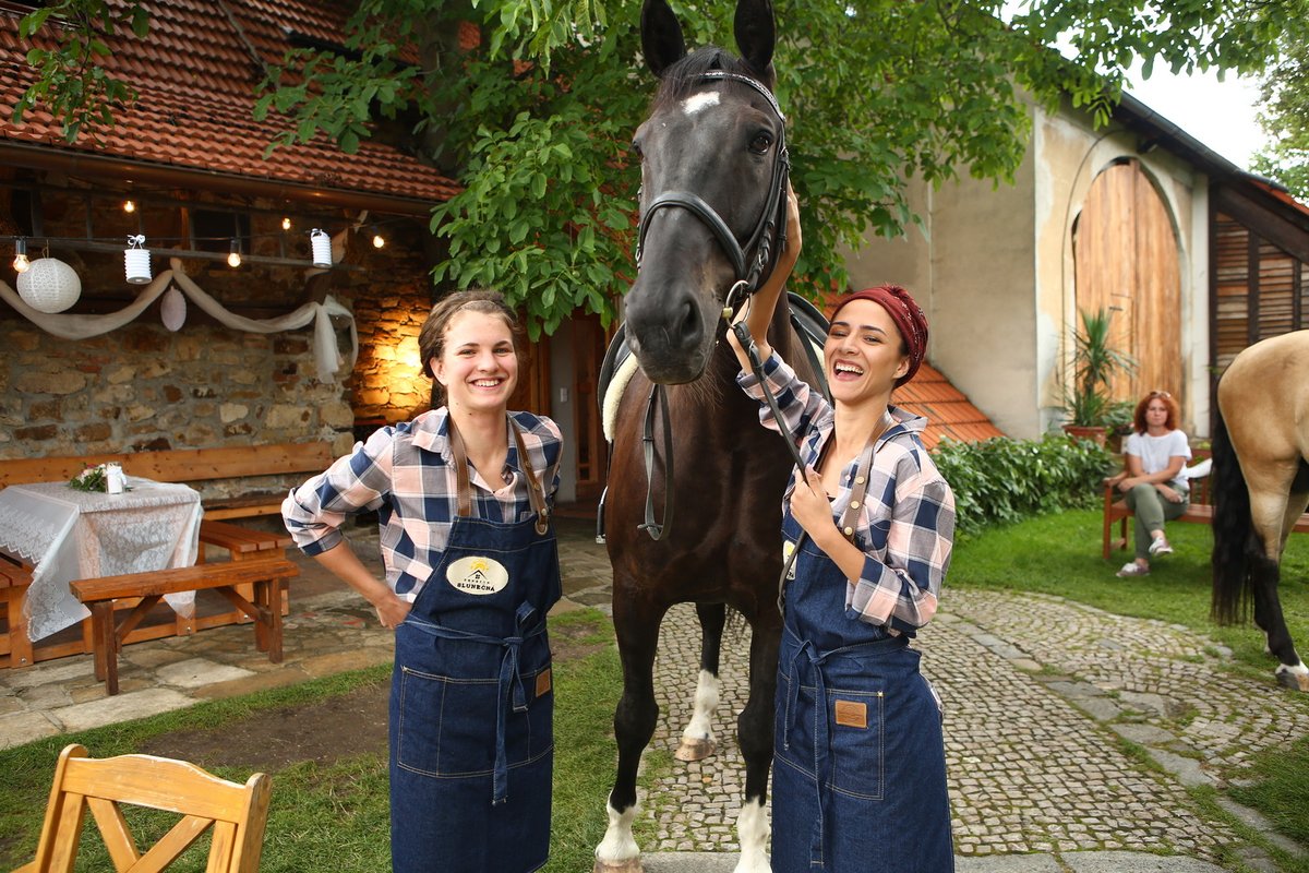 Eva se svou dublérkou, která ji v sedle často zastupuje.