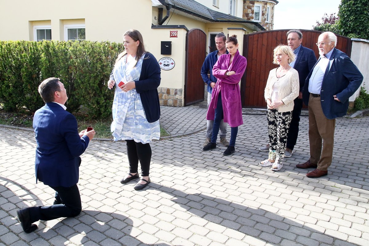 Sitta před svou vyvolenou v podání Lucie Polišenské poklekl.