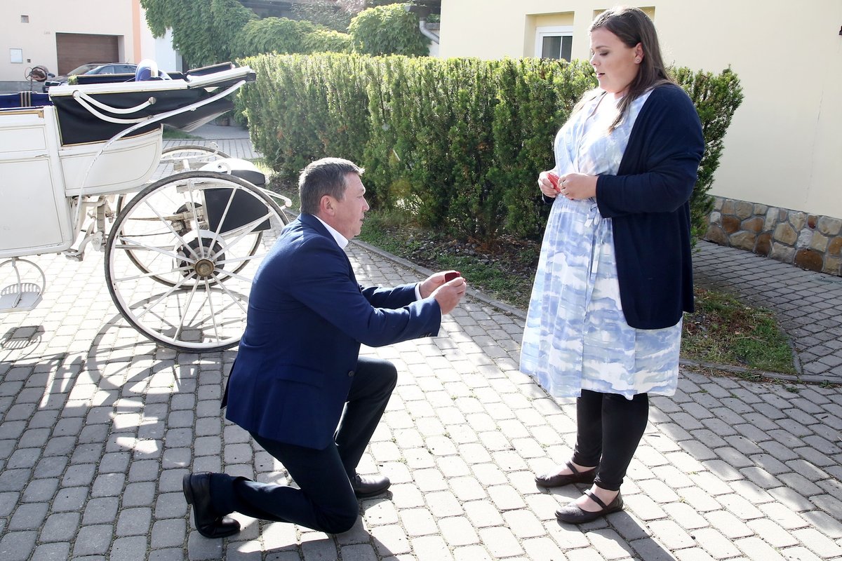 Sitta před svou vyvolenou v podání Lucie Polišenské poklekl.