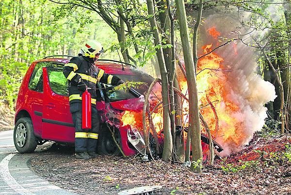 Hořící auto skutečně vypadalo nebezpečně.