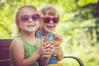 Děti a sluneční brýle: Kdy spíše škodí a od kterého roku je dítěti dejte? 