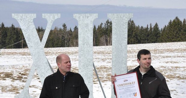 Starosta Bezvěrova Jan Matoušek (vlevo)  a Václav Sidorjak s certifikátem o českém rekordu