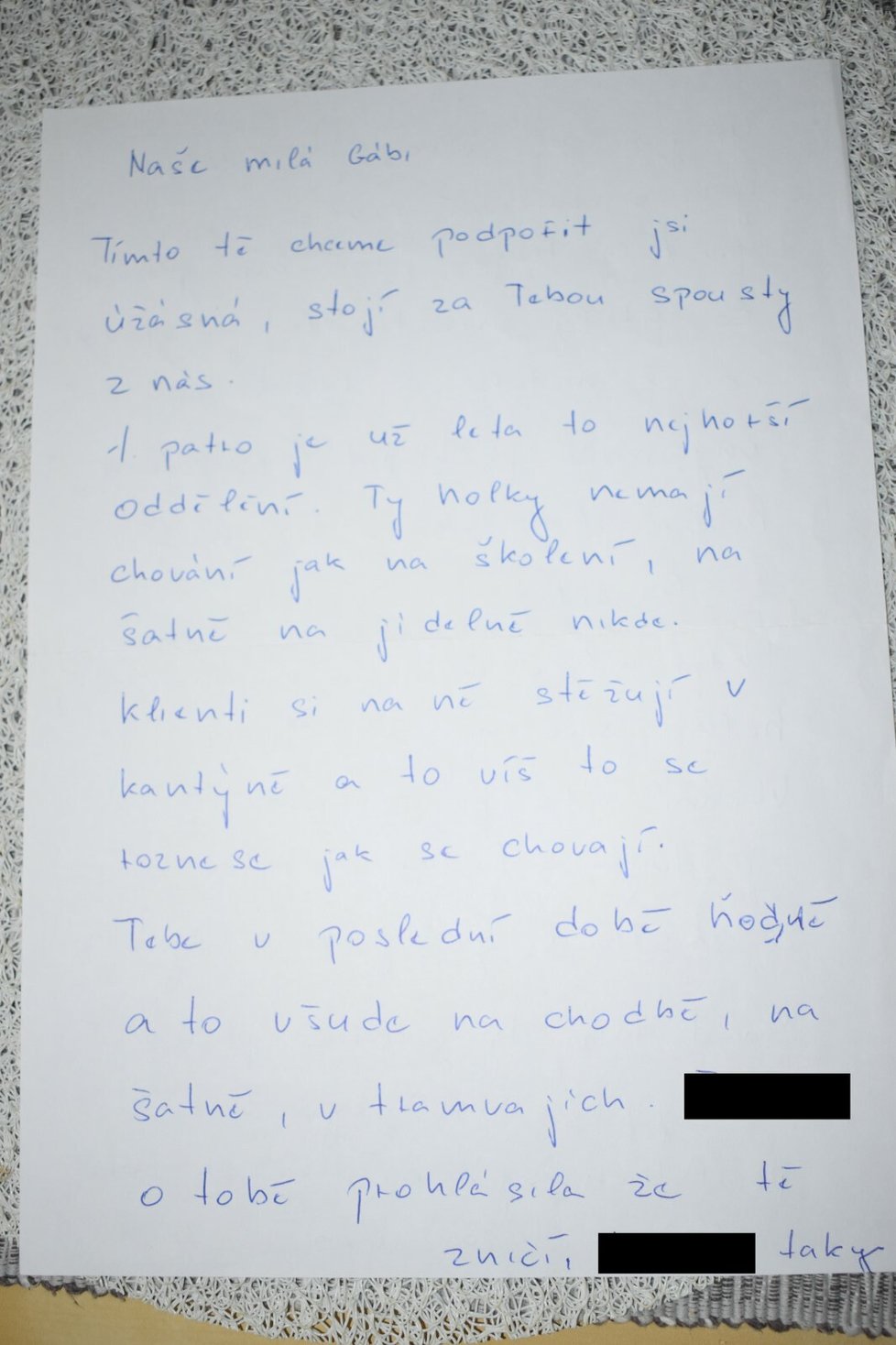 Bývalé pečovatelce Gabriela Lhoťanové (†52), která upozornila na týrání seniorů v domově důchodců Slunečnice v Ostravě, chodily dopisy s podporu i výhružné anonymy.