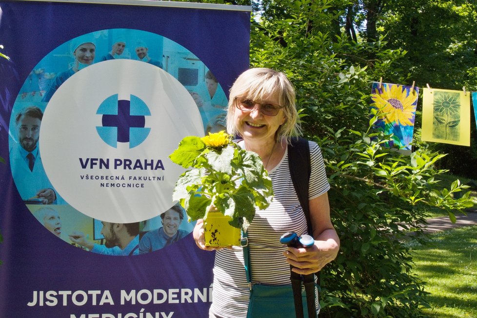 Irena Běhalová, sázení slunečnic u příležitosti světového dne roztroušené sklerózy