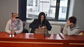 Ošetřovatelky Moniku H. a Šárku Š.(zleva) zprotsil soud v případě týrání seniorek v domově Slunečnice v Ostravě viny.