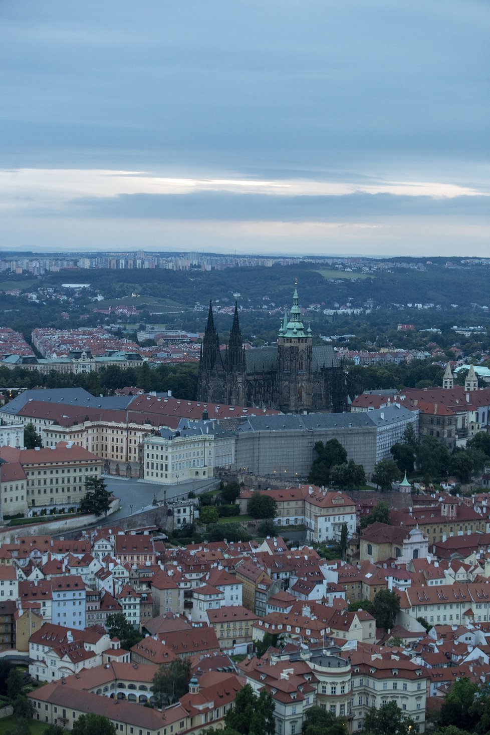 Takhle fotograf Blesku zachytil Prahu z Petřínské rozhledny kolem čtvrté hodiny ráno, kdy se město probouzelo do prvního letního dne. (21. června 2020)