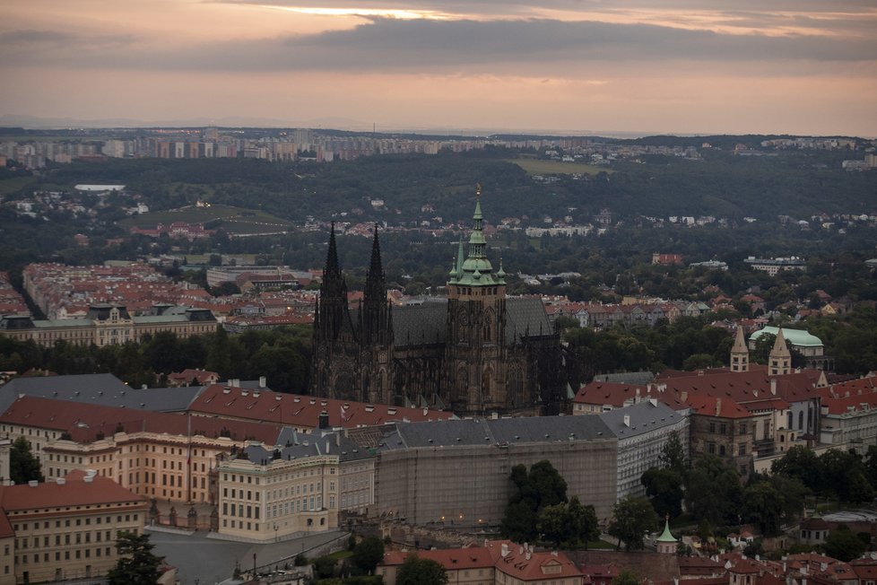 Takhle fotograf Blesku zachytil Prahu z Petřínské rozhledny kolem čtvrté hodiny ráno, kdy se město probouzelo do prvního letního dne. (21. června 2020)