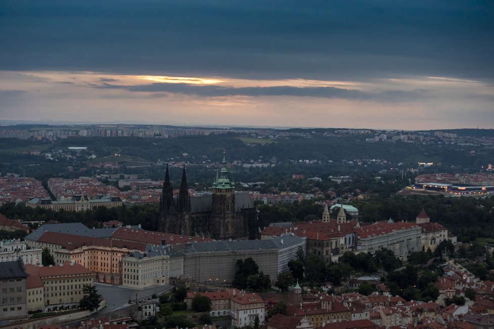 Takhle fotograf Blesku zachytil Prahu z Petřínské rozhledny kolem čtvrté hodiny ráno, kdy se město probouzelo do prvního letního dne. (21. června 2020)