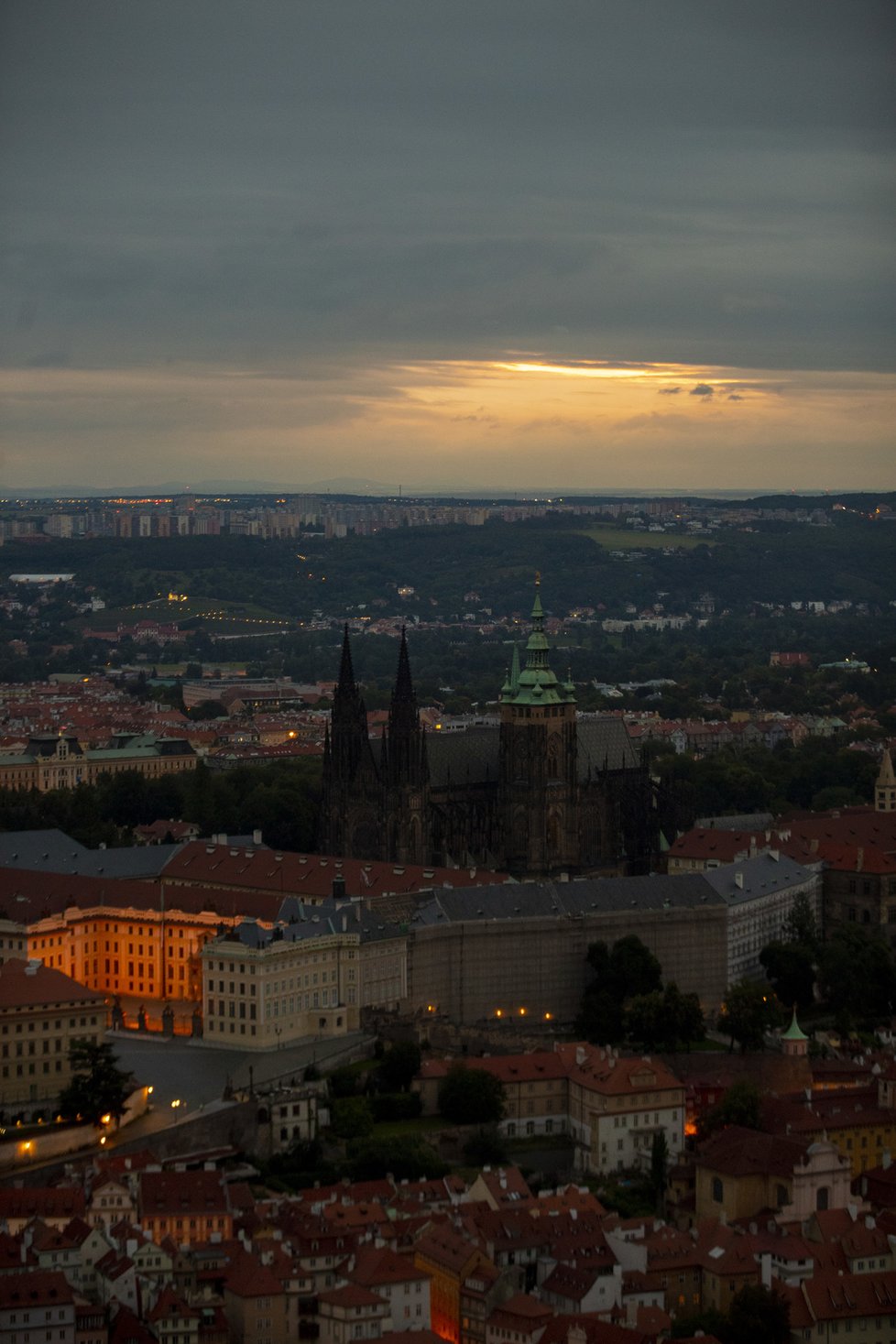 Takhle fotograf Blesku zachytil Prahu z Petřínské rozhledny kolem čtvrté hodiny ráno, kdy se město probouzelo do prvního letního dne. (21. června 2020)