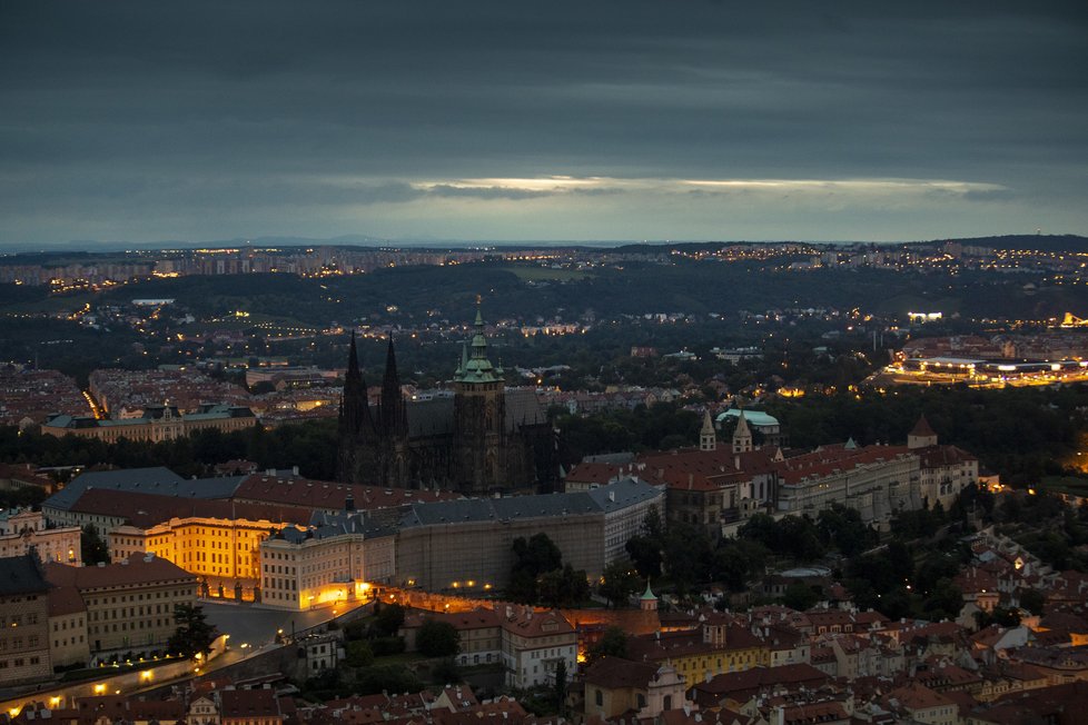 Takhle fotograf Blesku zachytil Prahu z Petřínské rozhledny kolem čtvrté hodiny ráno, kdy se město probouzelo do prvního letního dne. (21. června 2020)