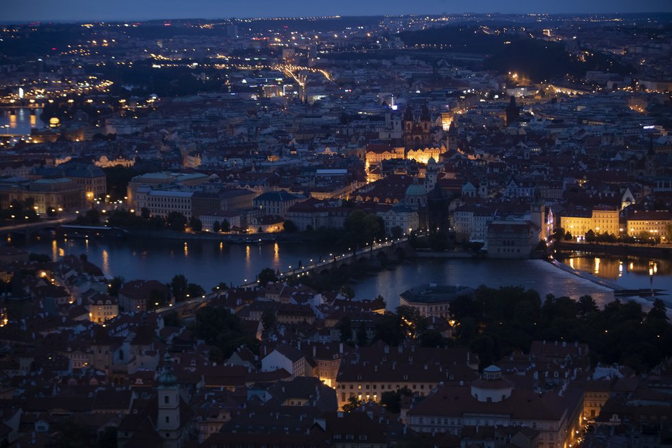 Takhle fotograf Blesku zachytil Prahu z Petřínské rozhledny kolem čtvrté hodiny ráno, kdy se město probouzelo do prvního letního dne. (21. června 2020)