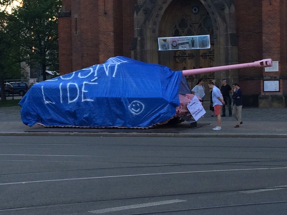 Hnutí Slušní lidé překrylo loni růžový tank Davida Černého na Komenského náměstí v Brně modrou plachtou.