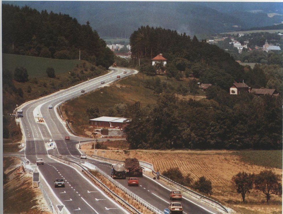 Slušovice - slavná dálnice - Gorbačovka - rok výstavba 1986 - traduje se, že při návštěvě Gorbačova v Praze se plánovalo, že ho zavezou do Slušovic a Čuba nechal postavit pořádnou cestu!