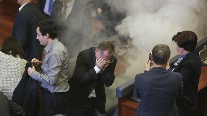 Slzný plyn v kosovském parlamentu