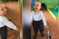 Jiřík s SMA po podání nejdražšího léku vyrazil na procházku: Rodiče zveřejnili dojemné video
