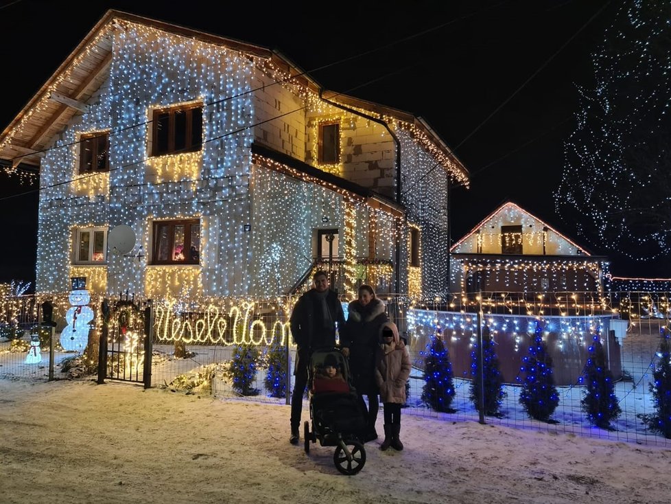 Maxík s rodinou před Vánočním domem v Třanovicích.