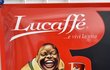 Italové si nechali vyrobit reklamní cedule na kávu Lucaffé.