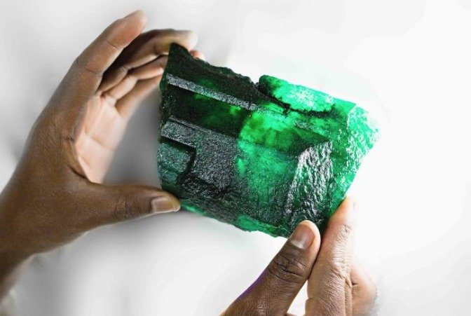 Masivní a nezvykle čirý smaragd objevil horník náhodně při své práci v Zambii.