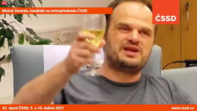 Michal Šmarda vzdal kandidaturu do křesla ČSSD se sklenkou vína v ruce.