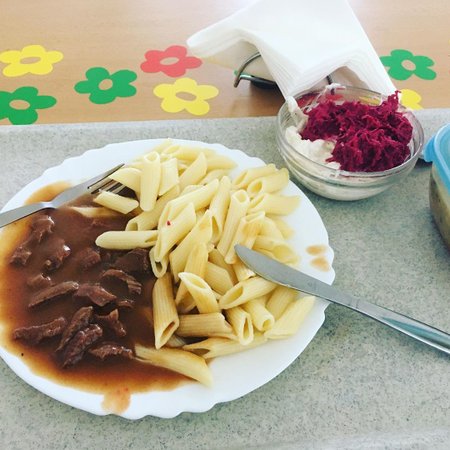 Starosta Nového Města na Moravě Michal Šmarda testuje obědy v městských základních školách. Chce zjistit případné neduhy a nedostatky.  Polévky si prý nosí domů.