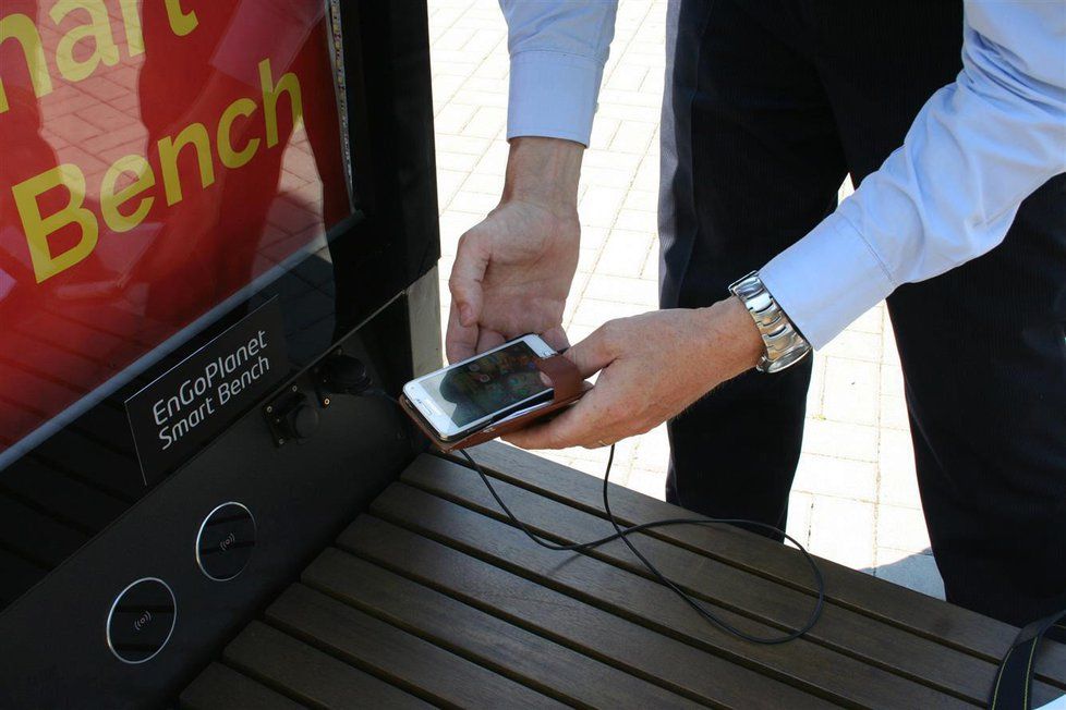Šíření Wi-Fi v Modřanech v současnosti zajišťuje také chytrá lavička.