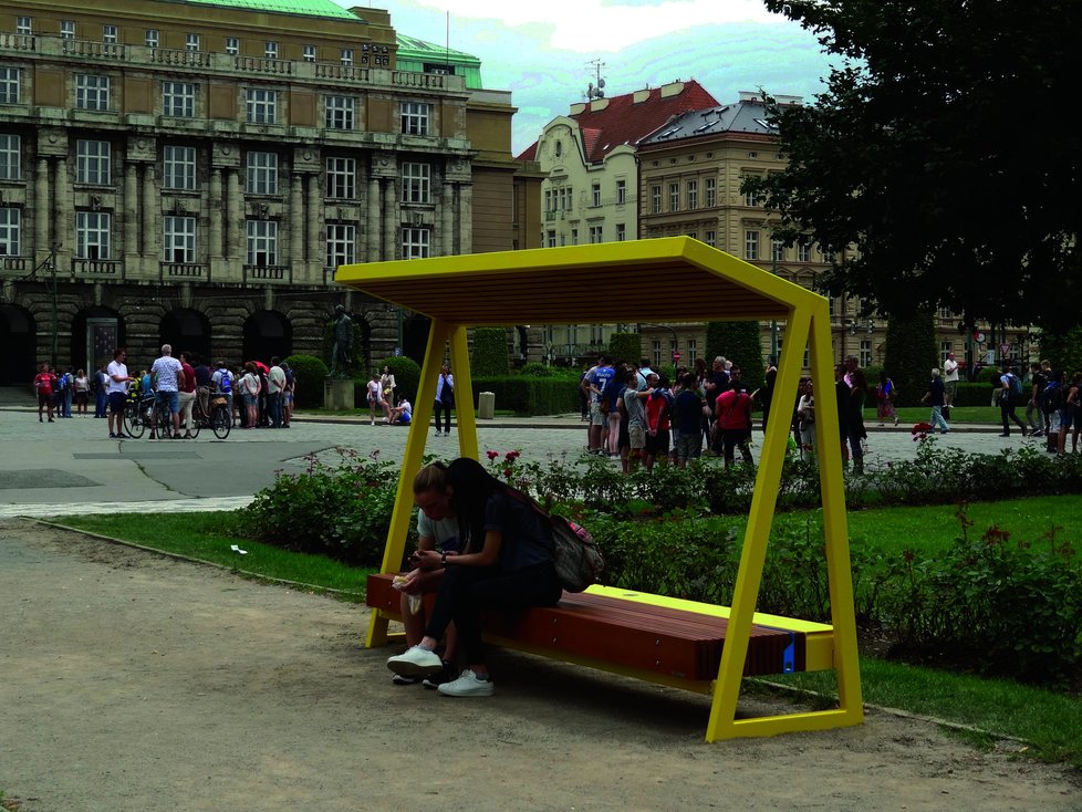 Chytrá lavička od mmcité se v Praze nachází u Rudolfina.