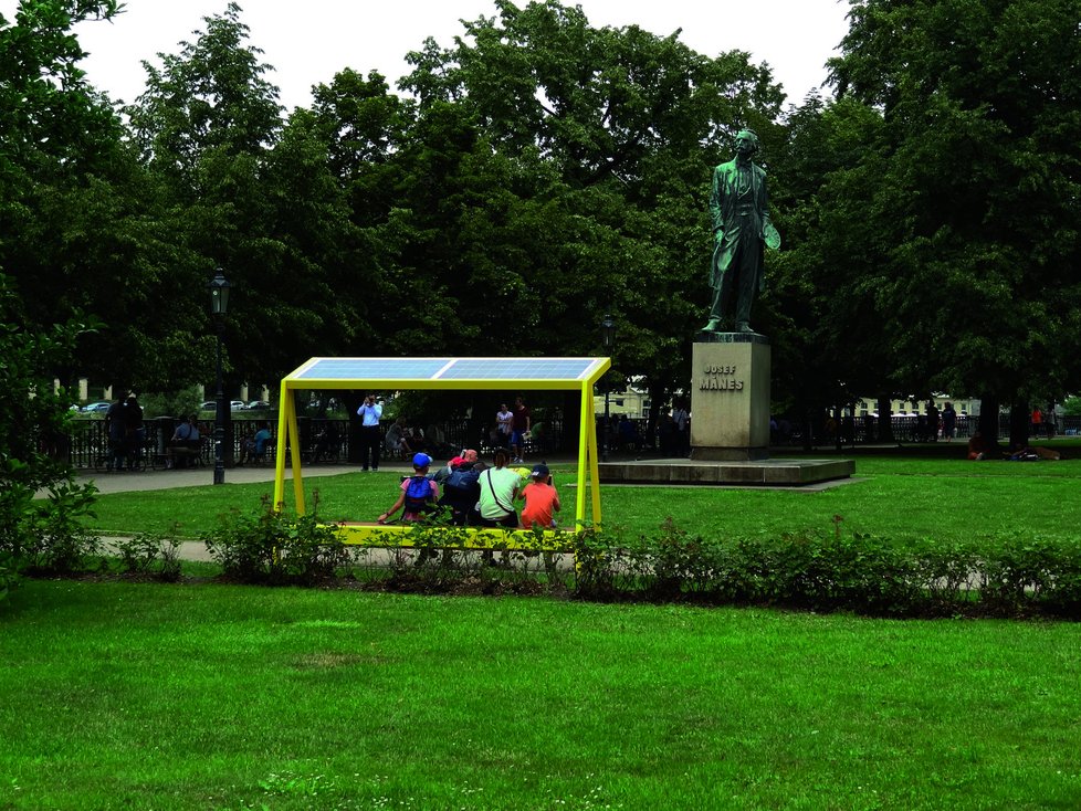 Chytrá lavička od mmcité se v Praze nachází u Rudolfina.