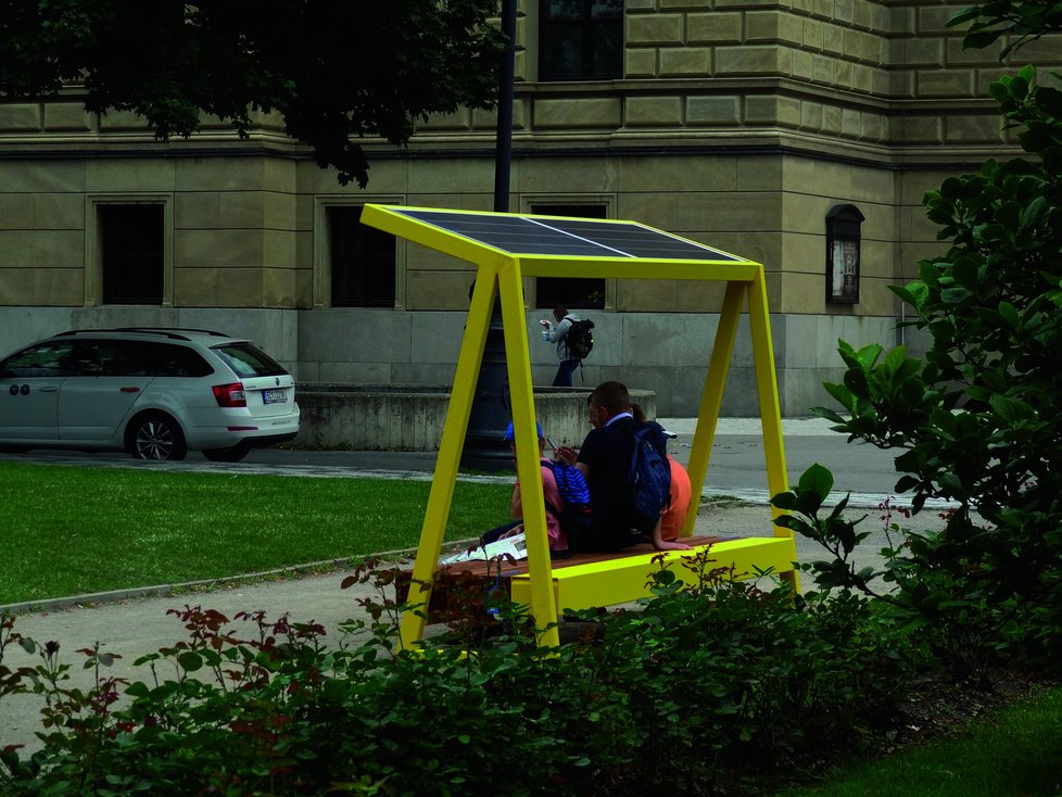 Chytrá lavička od mmcité se v Praze nachází u Rudolfina.