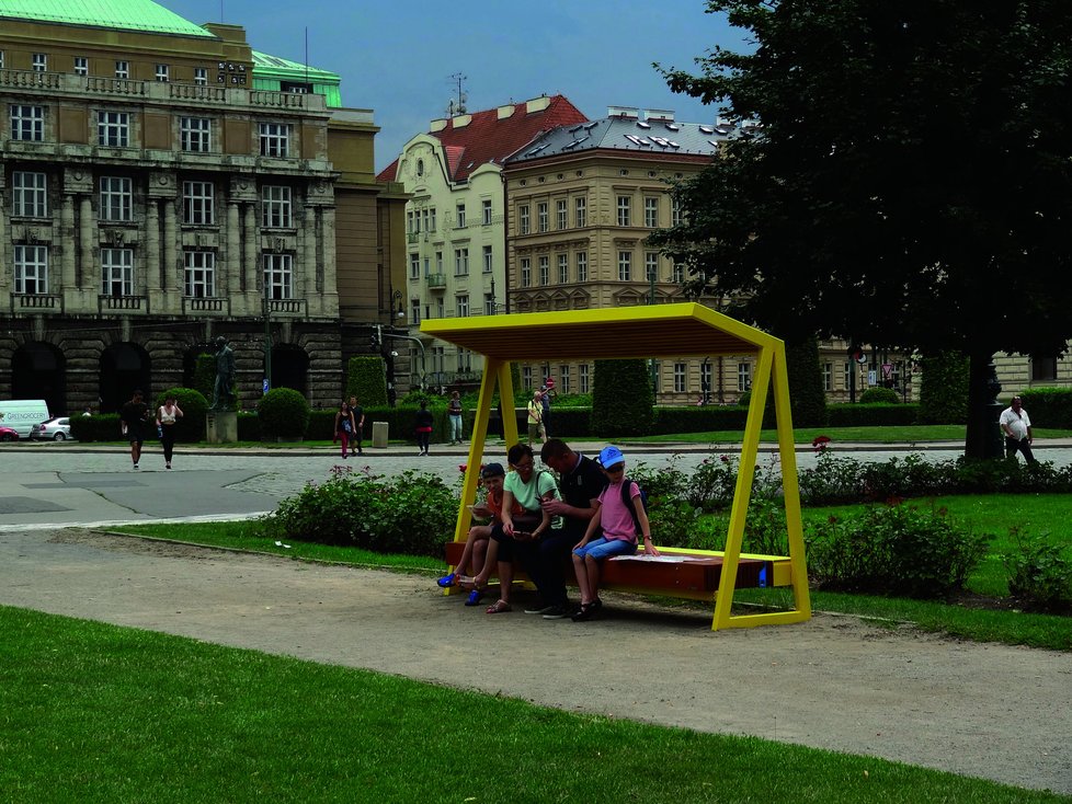 Chytrá lavička od mmcité se v Praze nachází u Rudolfina.
