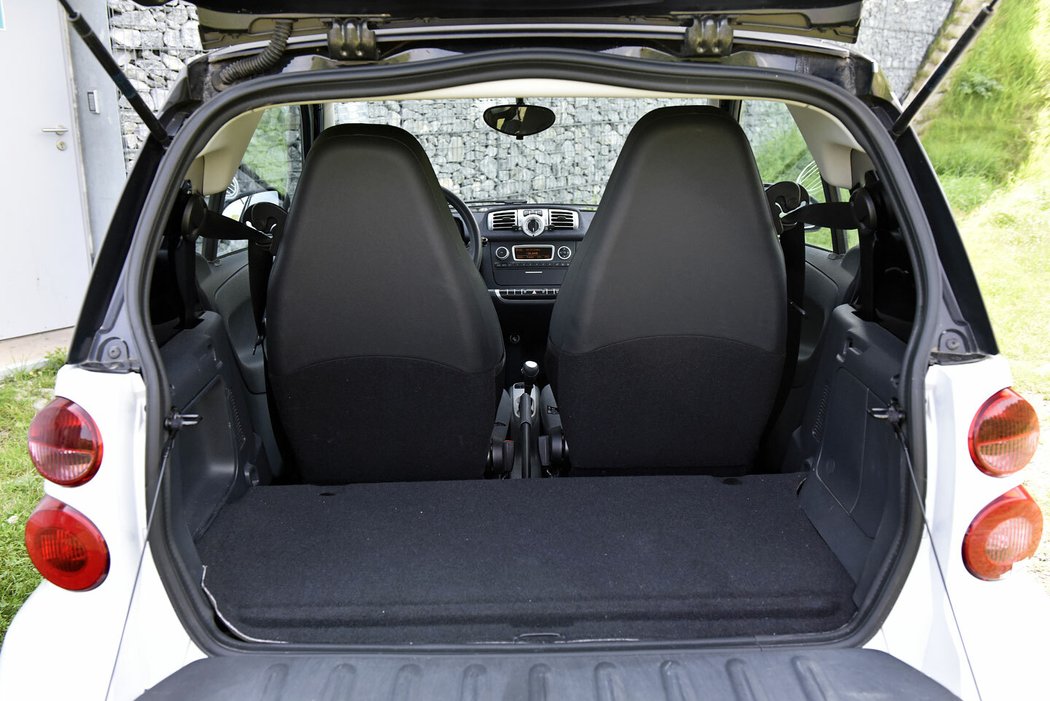Kufr smartu je maličký, má jen 220 litrů a je zahřívaný motorem umístěným pod jeho podlahou.