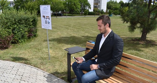 Smart lavičky v areálu Západočeské univerzity