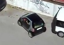Když někdo nedokáže zaparkovat ani se Smartem (video)