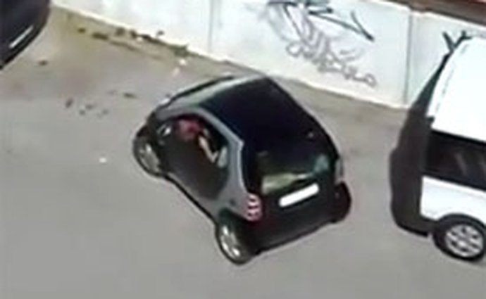 Když někdo nedokáže zaparkovat ani se Smartem (video)