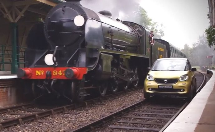 Video: Smart Forrail – model Forfour se změnil na malý vlak