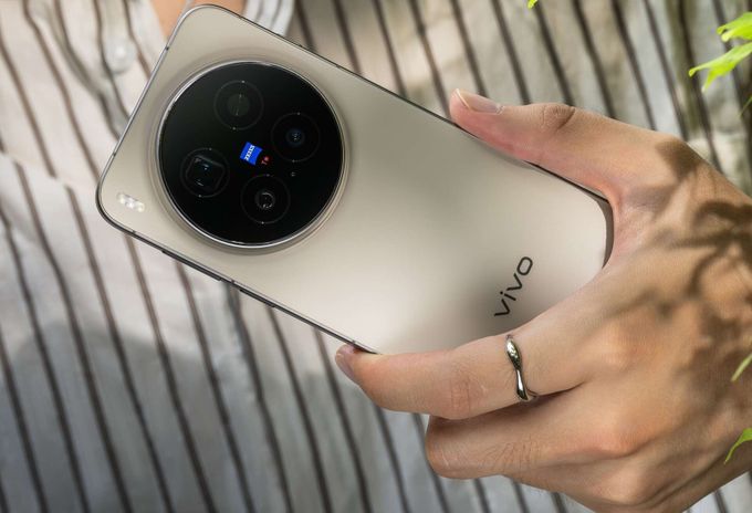 Nová vlajková loď mezi Androidy jako konkurent nového iPhonu Nová vlajková loď mezi Androidy jako konkurent nového iPhonu