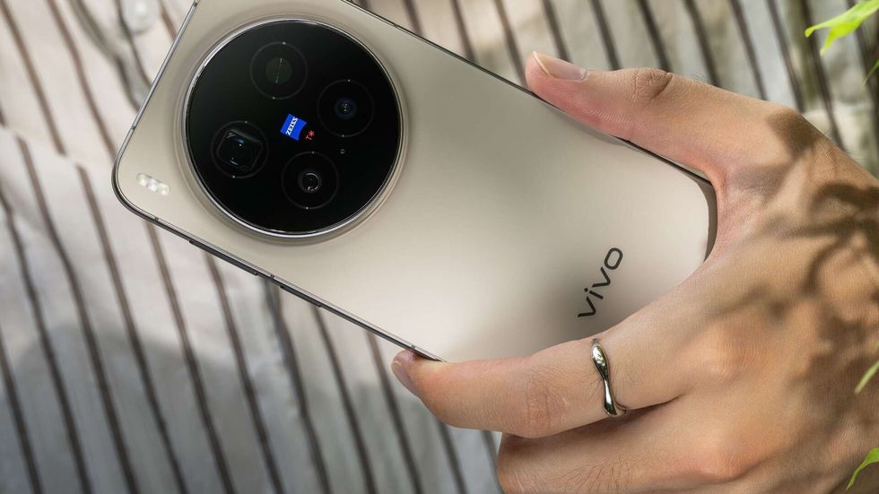 Smartphony vivo řady X300 konkurují novému iPhonu