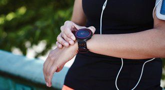 Nejnovější trendy chytrých hodinek: samonabíjení i měření EKG
