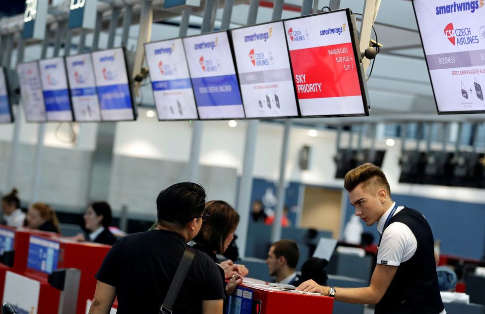 Cestující se společností Smartwings na Letišti Václava Havla v Praze